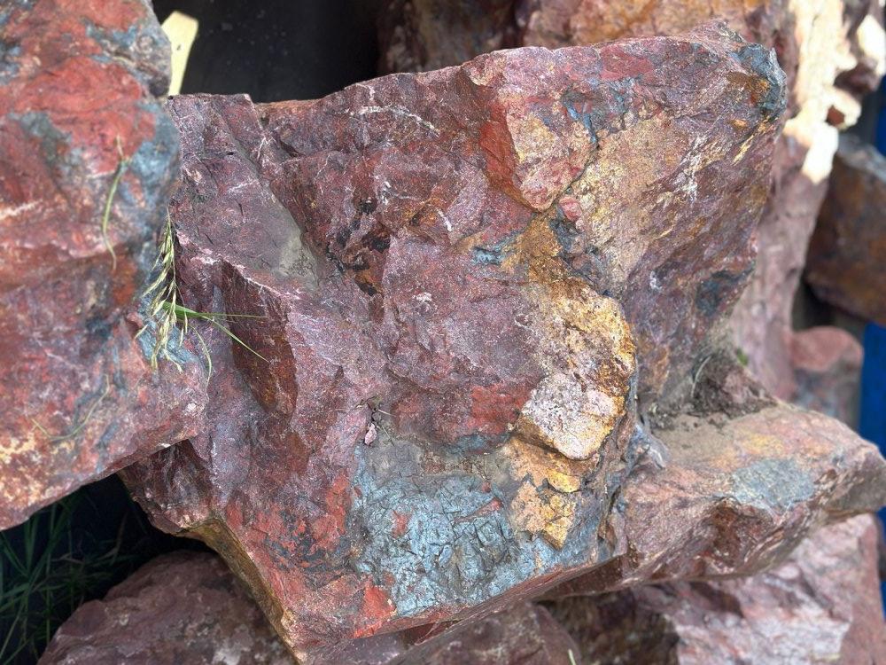 Камни для ландшафтного дизайна красно-фиолетовые 10-60 килограмм купить в Челябинской области