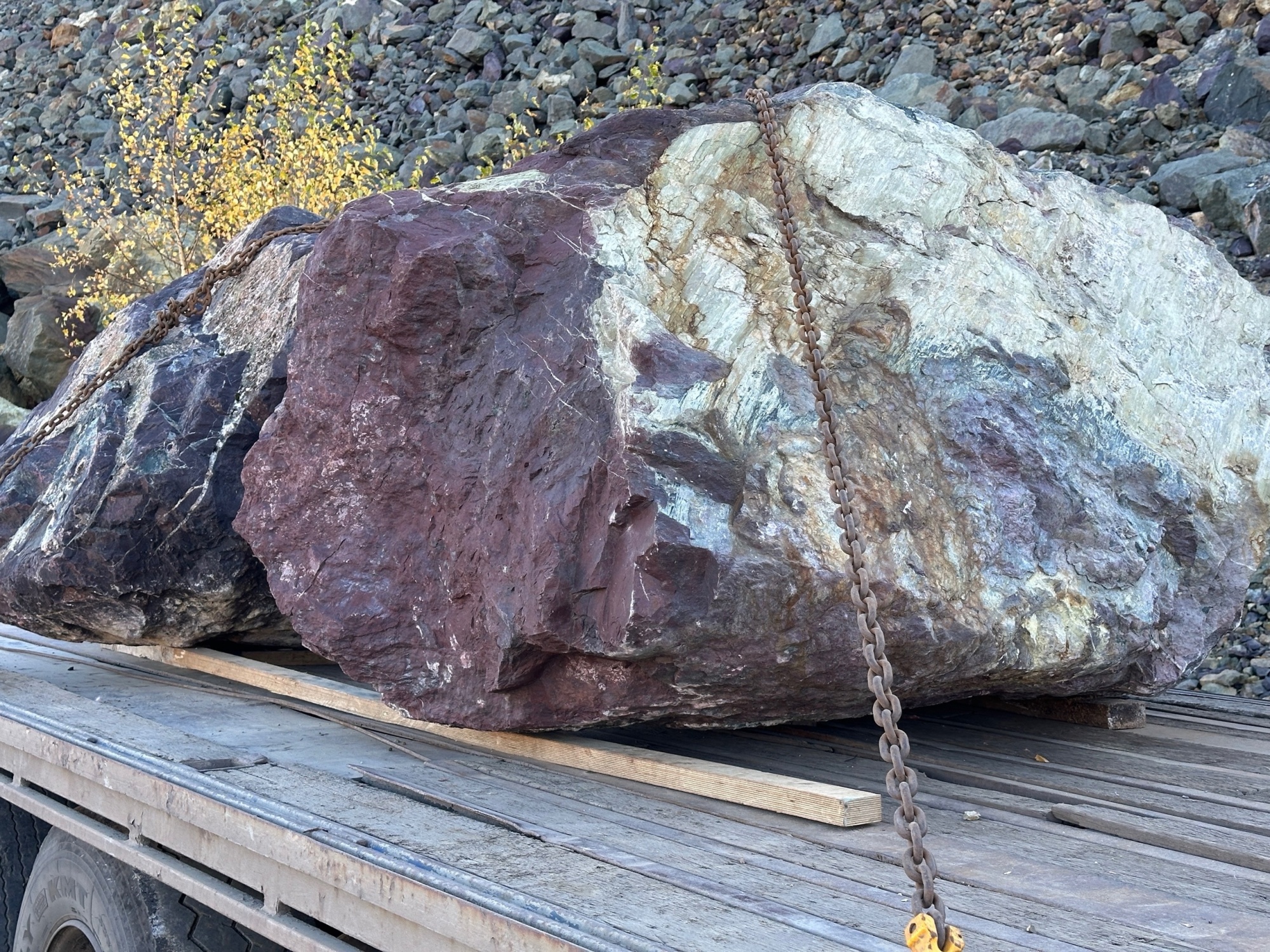 Огромные красно-фиолетовые валуны для ландшафтного дизайна весом более 5 тонн купить в Челябинской области