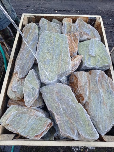 Златолит жёлтый, жёлто-зелёный глыбки и валуны для ланшафтного дизайна купить в Челябинской области