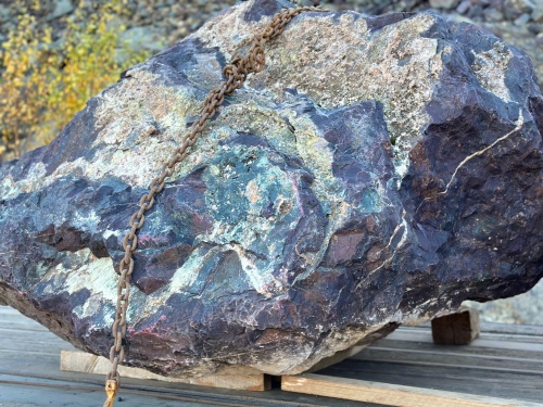 Огромные красно-фиолетовые валуны для ландшафтного дизайна весом более 5 тонн купить в Челябинской области