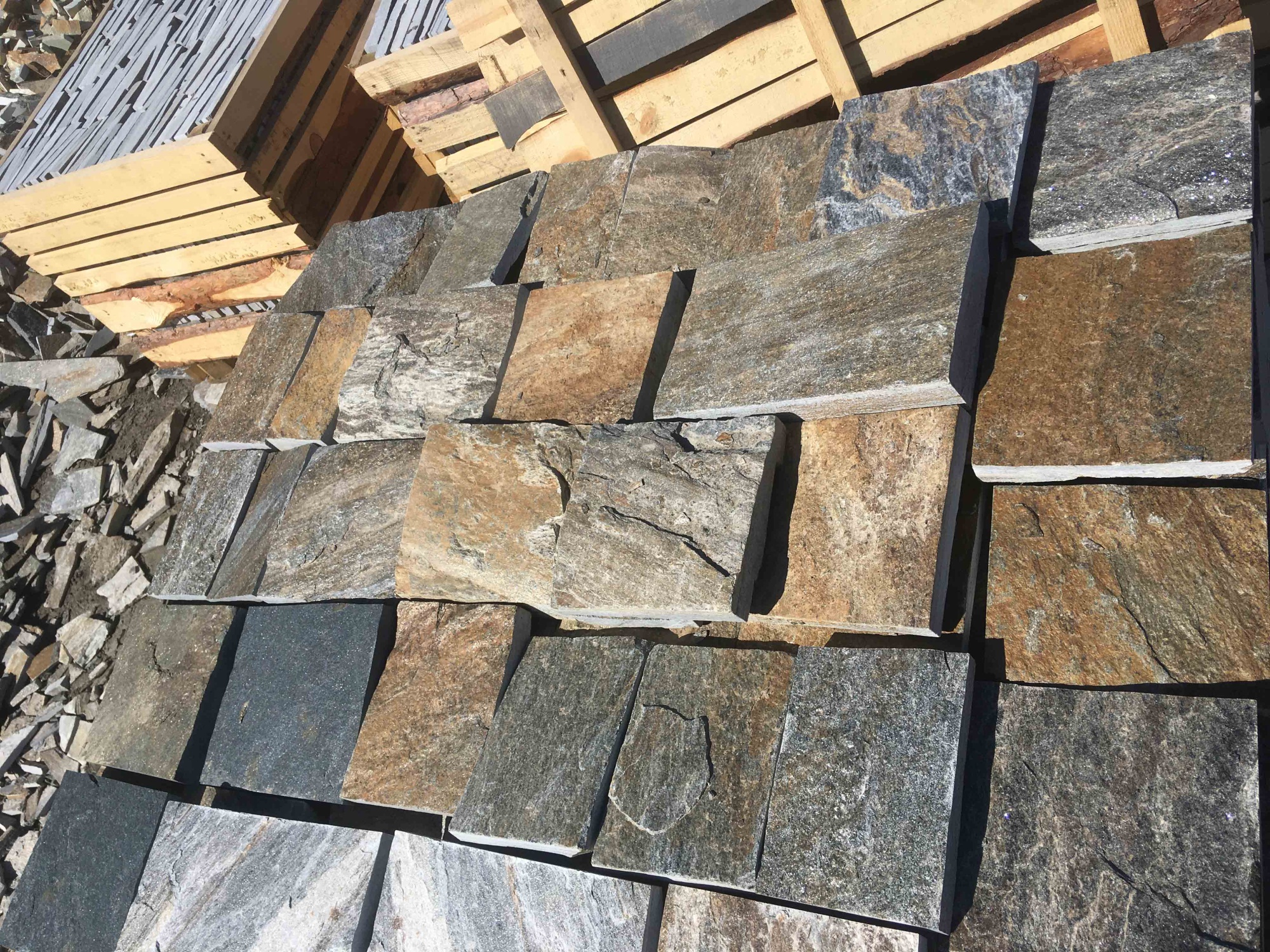 Плитка пилёная златолит Уральский для цоколя, отмостки купить в Челябинской области