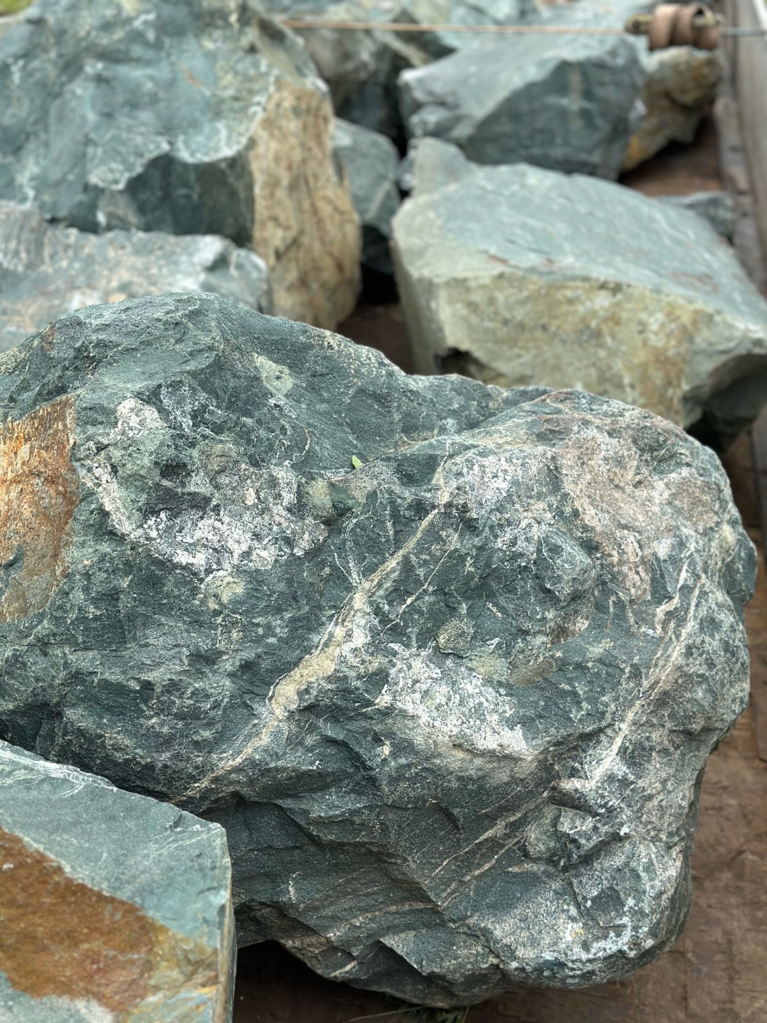 Камни для ландшафтного дизайна зелёные 10-60 килограмм купить в Челябинской области