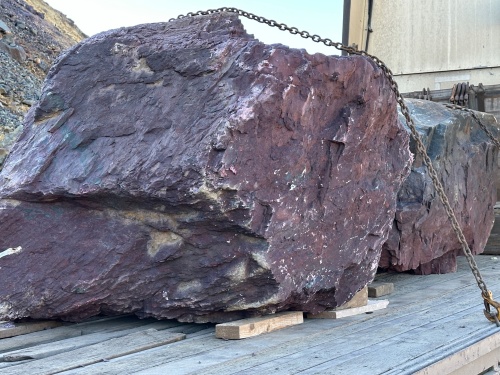 Огромные красно-фиолетовые валуны для ландшафтного дизайна весом более 5 тонн купить в Челябинской области