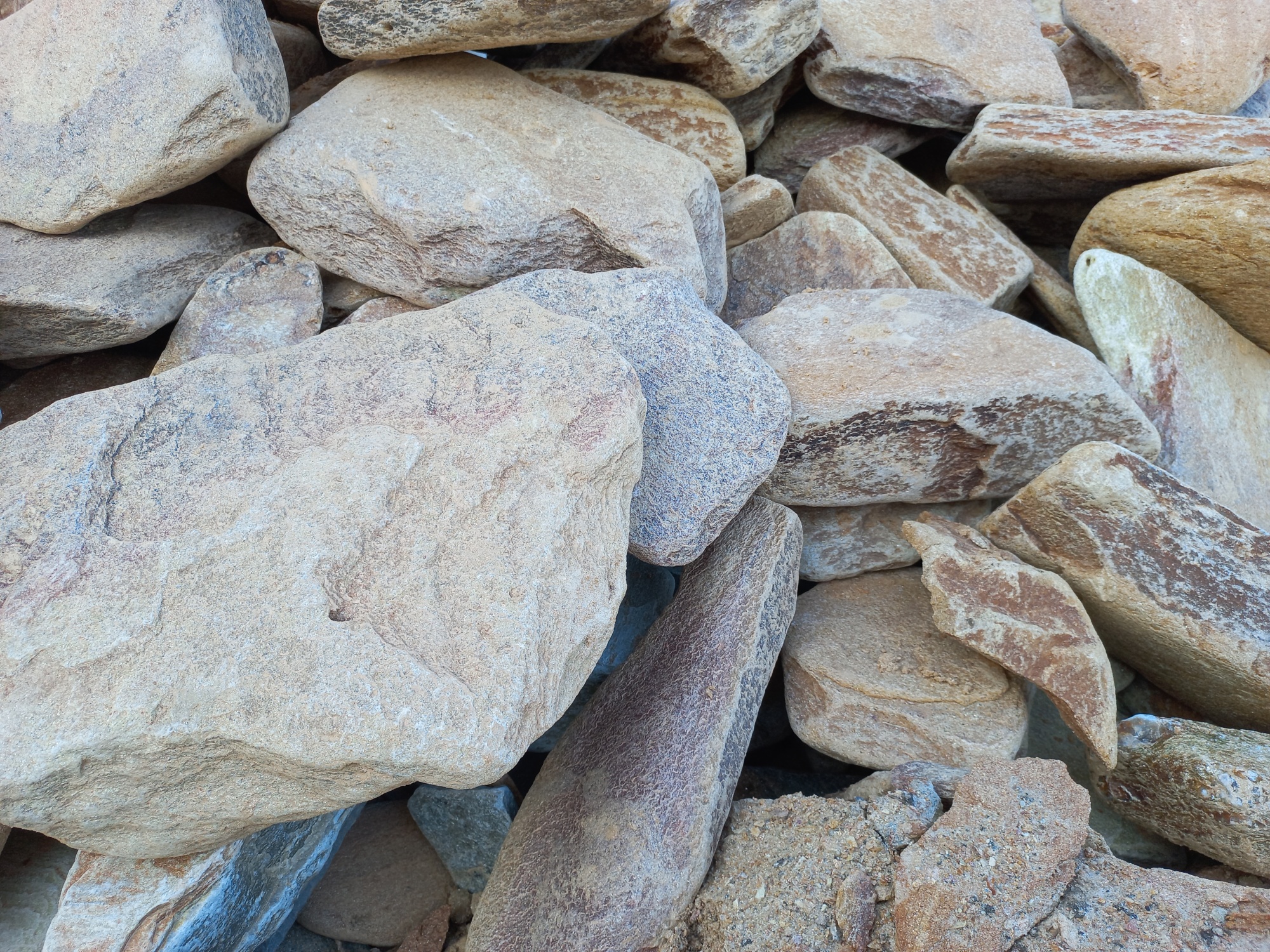 Златолит жёлтый, жёлто-зелёный глыбки и валуны для ланшафтного дизайна купить в Челябинской области