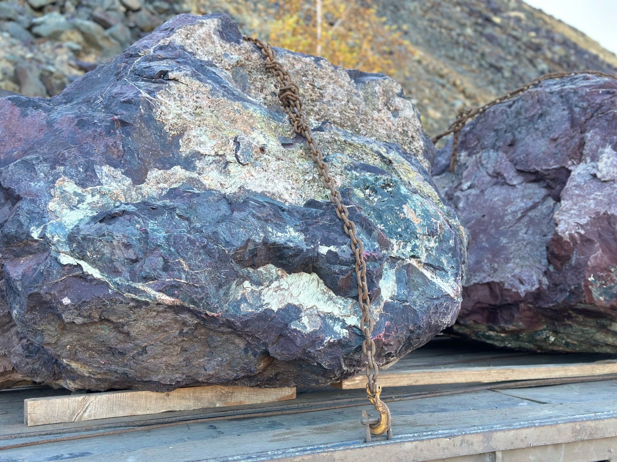 Огромные красно-фиолетовые валуны для ландшафтного дизайна весом более 5 тонн купить в Челябинской области