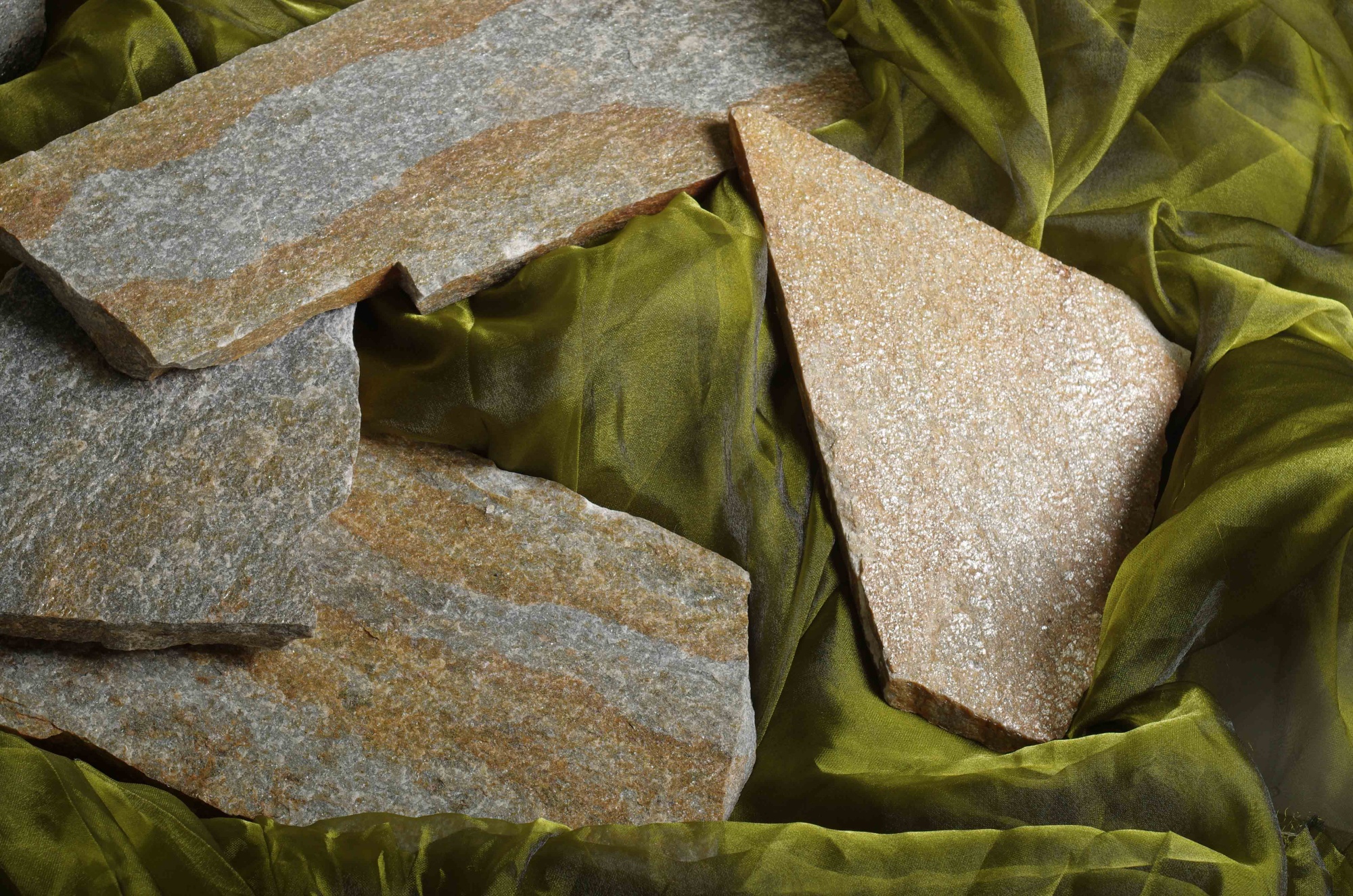 Плитняк златолит Уральский для цоколя, отмостки купить в Челябинской области