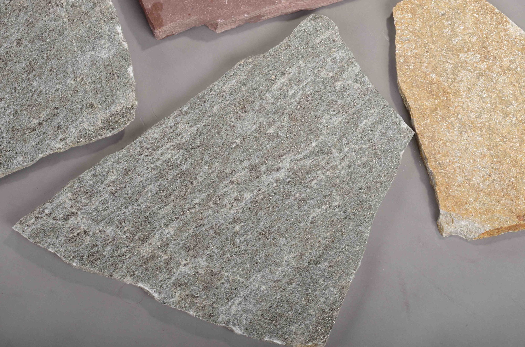 Плитняк златолит Уральский для цоколя, отмостки купить в Челябинской области